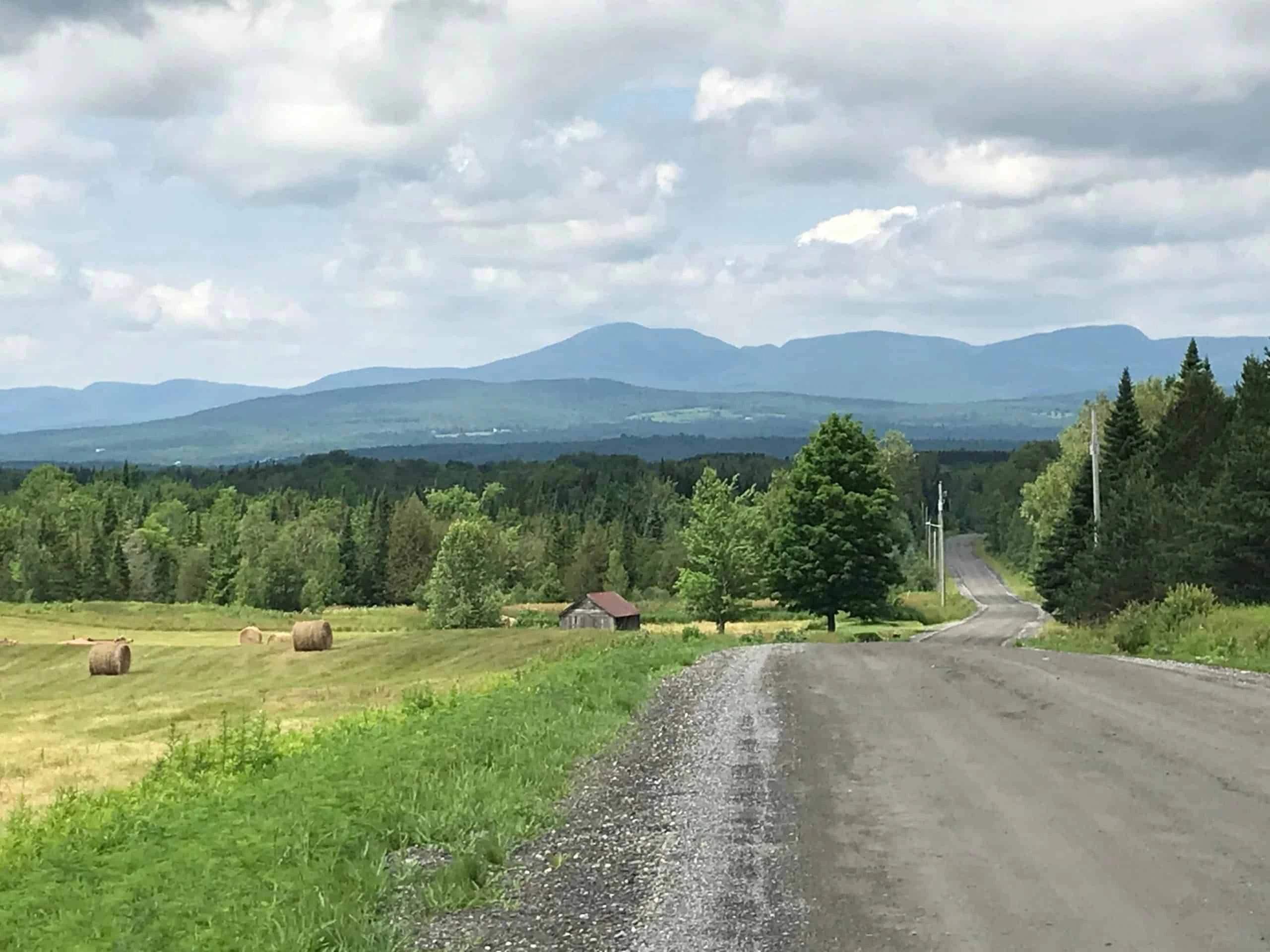 Cycliste de gravelle en plein effort en montagne